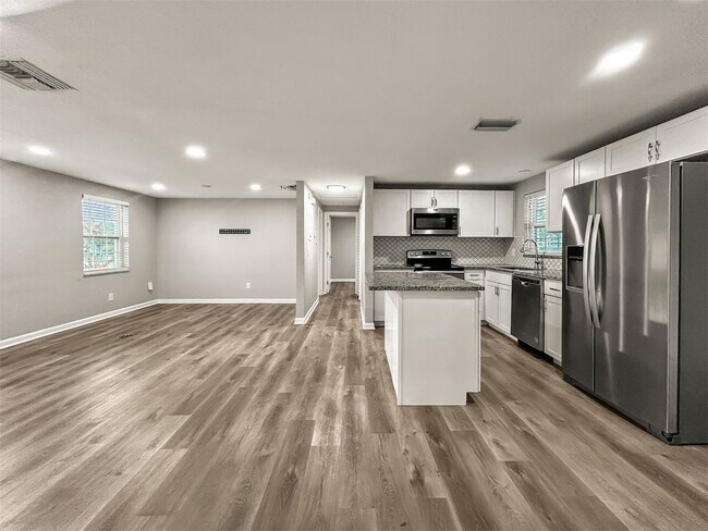 Building Photo - Coastal Waterfront Living in Apollo Beach – 3 Bed | 2 Bath