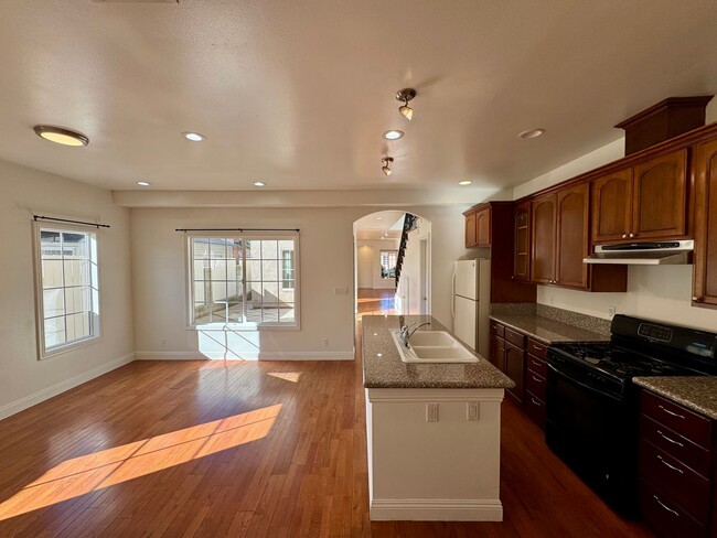 Building Photo - Beautifully Renovated 4 Bed 4 Bath House For Rent In Long Beach!