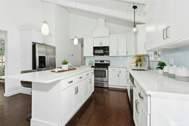 Building Photo - Spacious Richmond Highlands Retreat with Modern Updates & Flexible Living