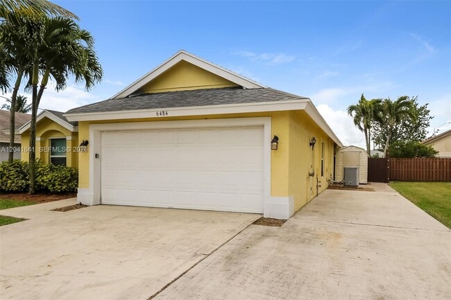 Building Photo - 6484 Robinson St