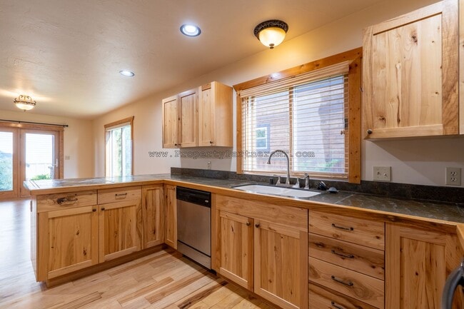 Building Photo - Looking for Air Conditioning? - 4 Bed 2.5 Bath upgraded townhome