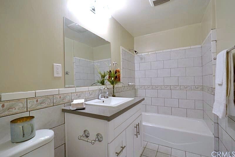 Full Bathroom 1 - 7635 Birchleaf Ave