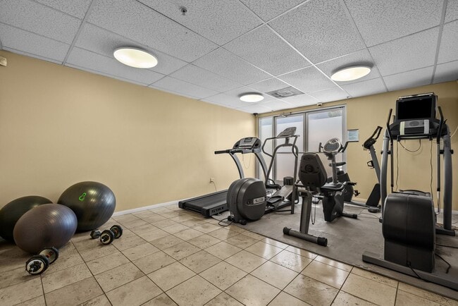 Building Photo - Amazing 2 Bed Condo in Noho!