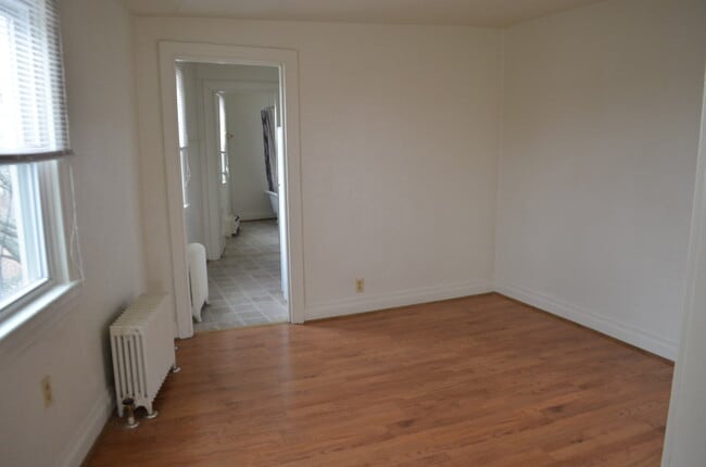 Building Photo - 1 Bedroom 3rd Floor Apartment Near York Re...