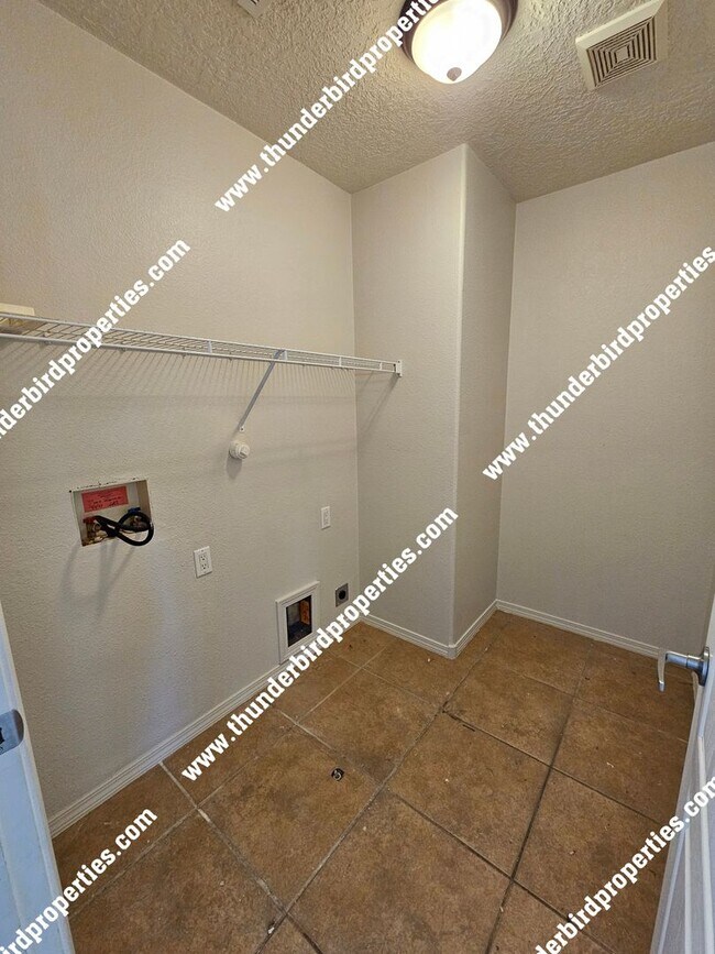 Building Photo - 4 Bedroom - 2.5 Bathroom - 2 car garage