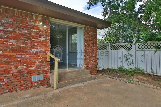 Building Photo - 405 Yukon Ave