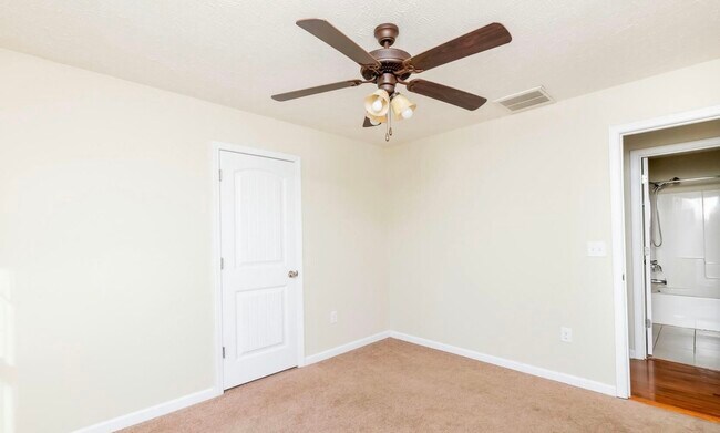 Building Photo - 15 Goldenrod Dr