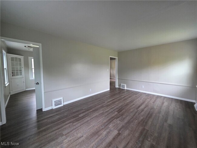 Building Photo - 859 E Avondale Ave