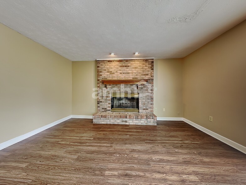 Building Photo - 121 Old Carriage Dr