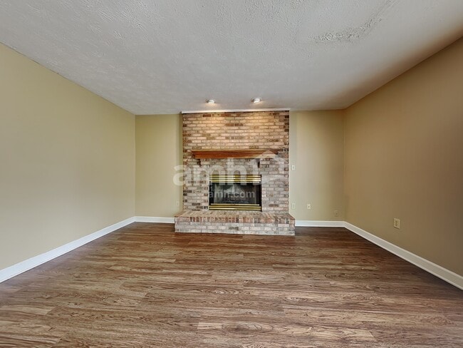 Building Photo - 121 Old Carriage Dr