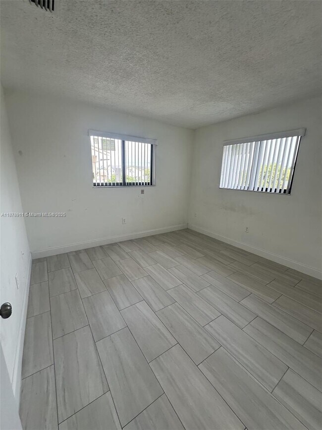 Building Photo - 1490 W 42nd Pl