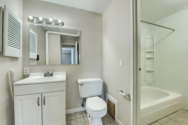 Building Photo - 130 E Highline Cir