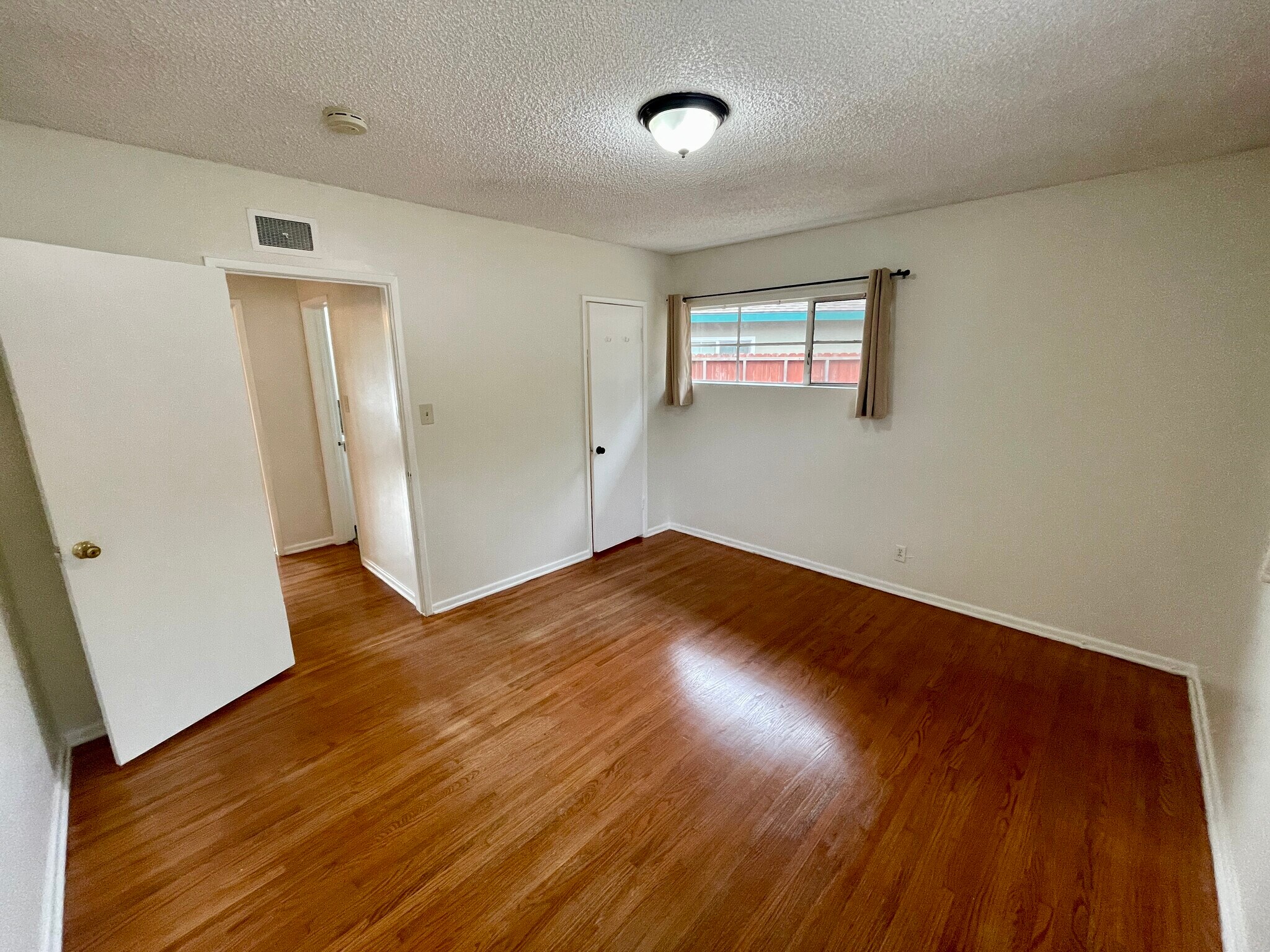 Building Photo - 12505 Manor Dr