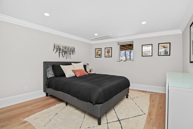 Building Photo - 322 Bunker Hill St