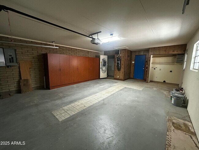 Building Photo - 1536 W Glenn Dr