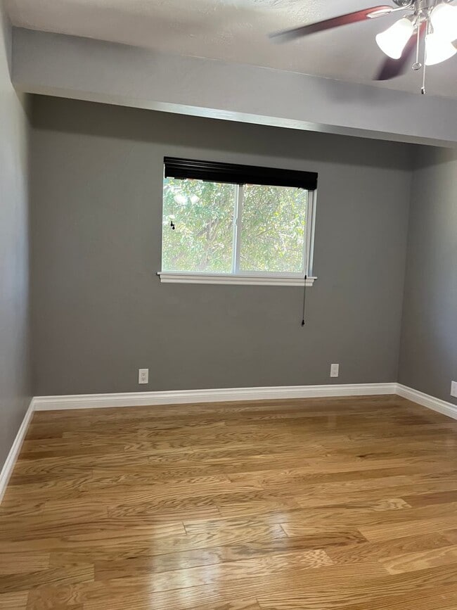 Building Photo - Cute tree street home with 2 car garage!!