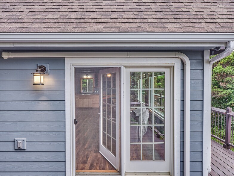 Building Photo - 1115 SW Whitecap Dr