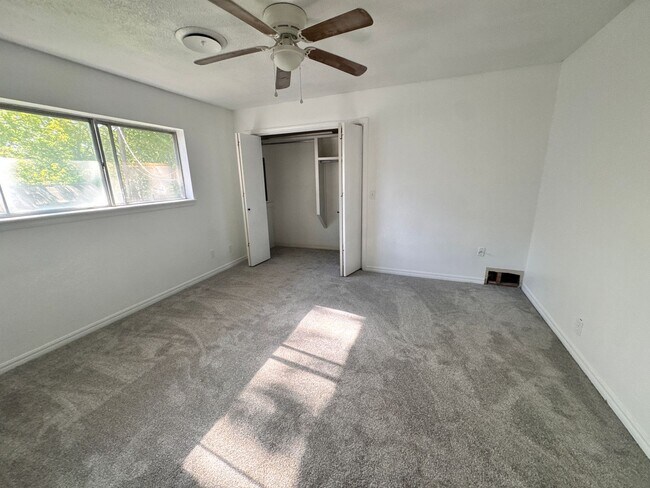 Building Photo - 4 Bedroom Updated Spacious Home!