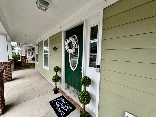 Building Photo - 5 Bedroom Ready NOW! Pet Friendly, Community Pool, Clubhouse, Fitness Center, Kayak Launch, Playg...
