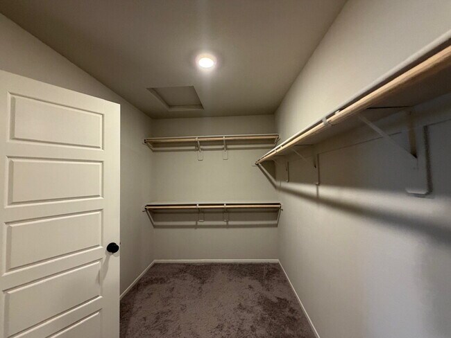 Building Photo - GATED 4 BED 2.5 BATH 2 CAR GARAGE SINGLE FAMILY HOME w/ LOFT, BEDROOM DOWNSTAIRS, NEXT TO COMMUNI...