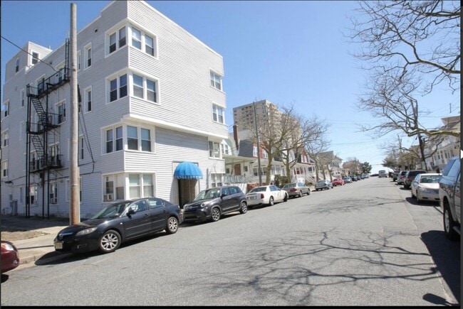 Building Photo - Studio, 1 bathroom apartment ready for mov...