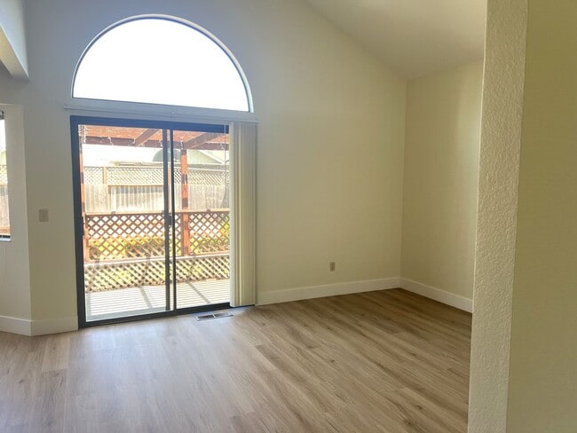 Building Photo - 1364 Magnolia Ave