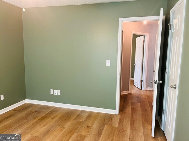 Building Photo - 165 River Park Dr