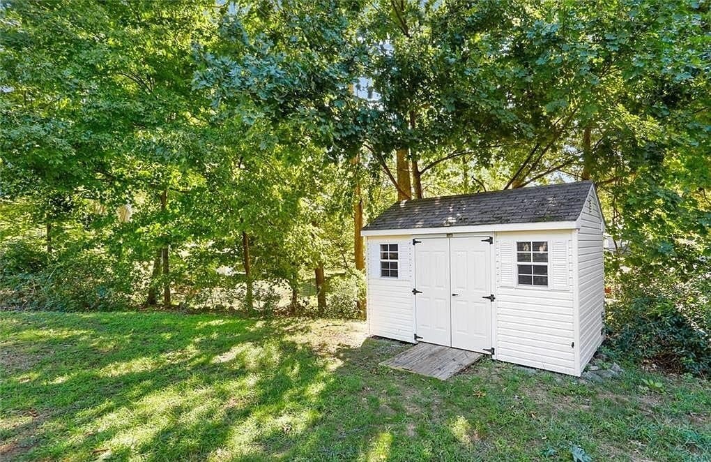 Building Photo - 8 Deerwood Ct