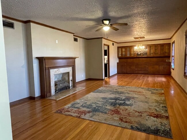 Building Photo - 1004 Cottonwood St