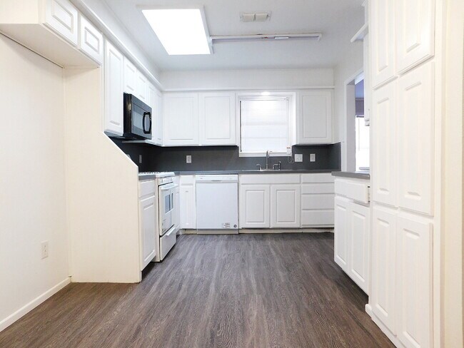 Building Photo - Spacious Home