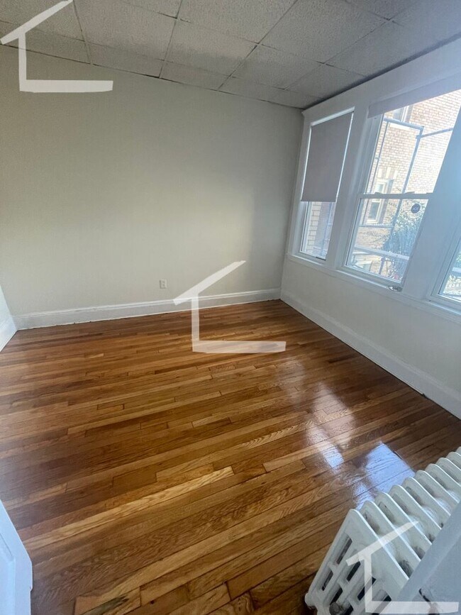 Building Photo - Avl NOW - No Fee! Split-style 2BR on Green...