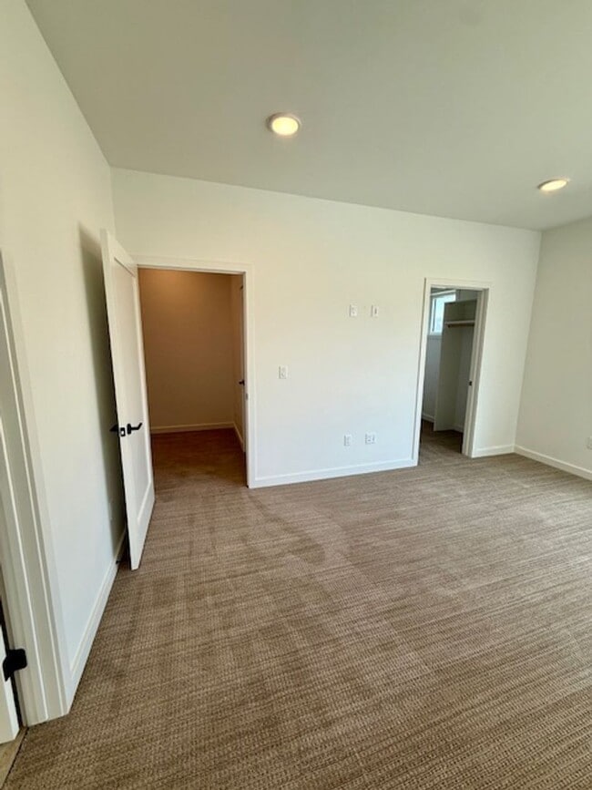 Building Photo - Single Family HOME with 3 Bedrooms 2 1/2 Bathrooms - Where Mountains meet you at upscale living!