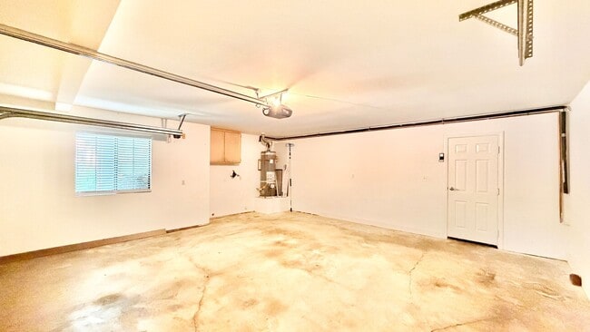 Building Photo - Beautifully Updated & Remodeled Townhome o...