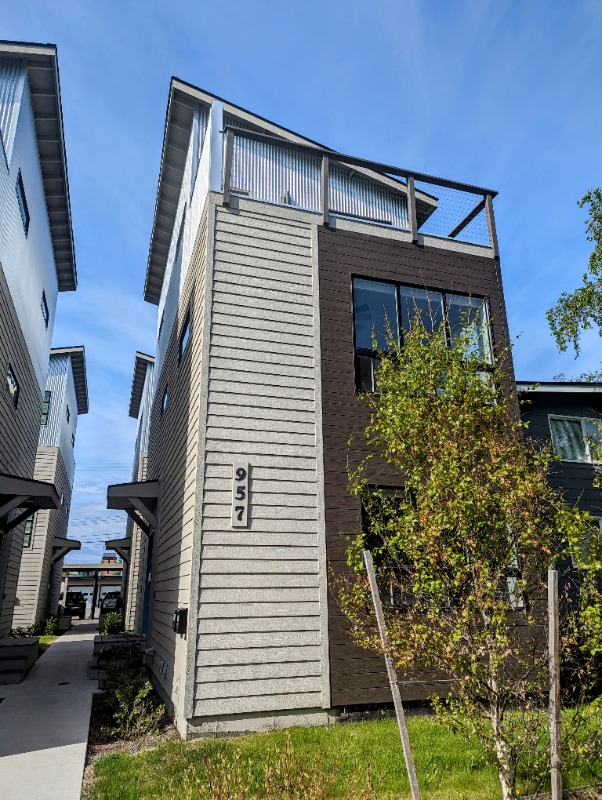 Building Photo - 957 W 12th Ave