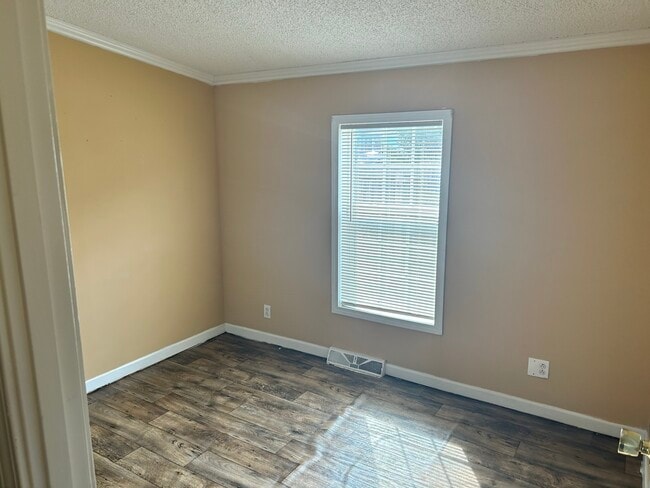 Building Photo - 1409 E Borley Ave