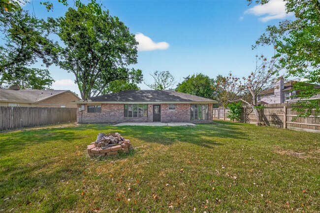 Building Photo - 811 Lochmoor Ln