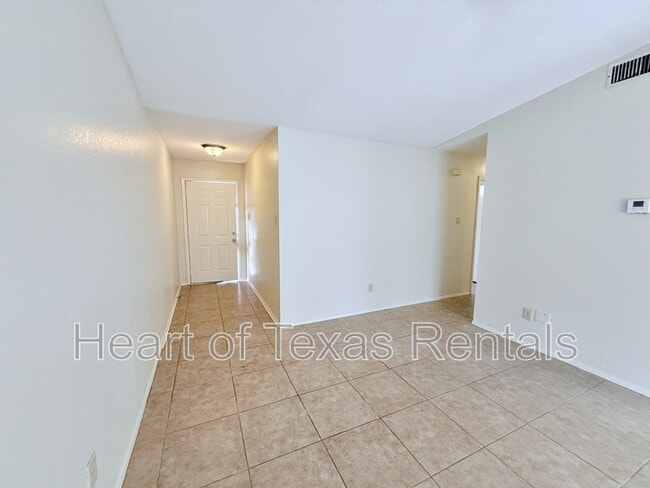 Building Photo - 2410 Comanche Trl