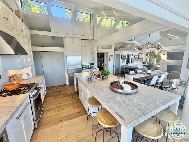 Building Photo - Tranquil & Sun Drenched 3BR|3BR in Heart o...