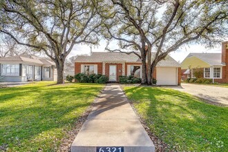 Building Photo - 2 Bed with backyard