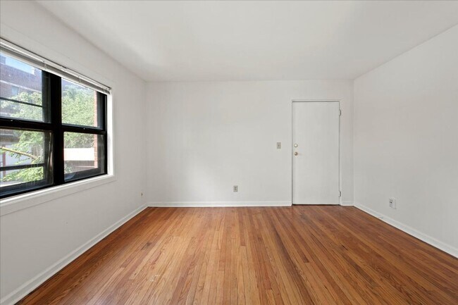 Building Photo - 306-306 E 19th St