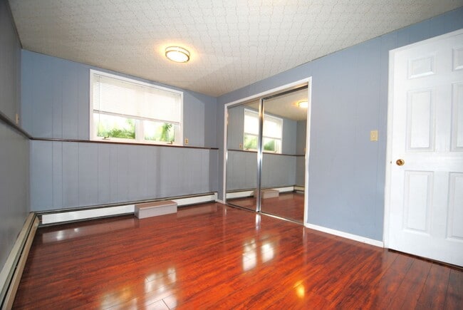Building Photo - Gorgeous 4 bed / 2 bath with Heated Garage