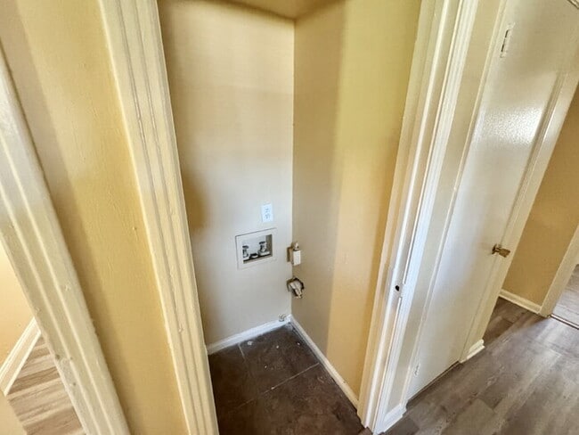 Building Photo - 5502 Santa Monica St