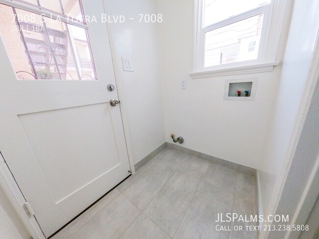 Building Photo - Beautifully remodeled 2 bed w/Full stainle...