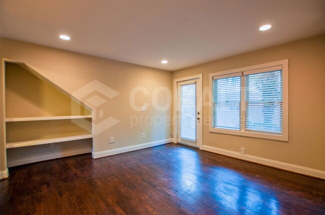 Building Photo - 626 Irwin St NE