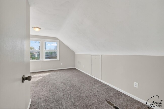 Building Photo - $1450 4 Bedrooms