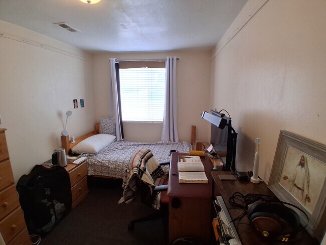 Building Photo - 652 E 700 N