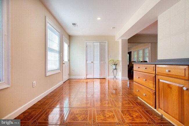 Building Photo - 303 Lincoln Ave