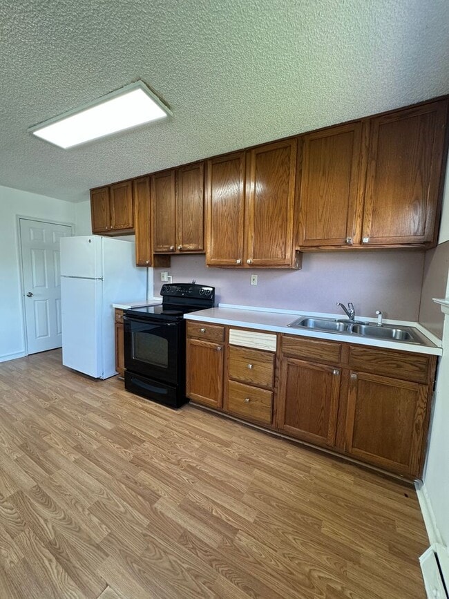 Building Photo - THREE BEDROOM TWIN