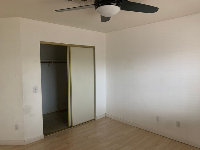 Building Photo - 3 Bedroom/2 Bathroom home has spacious lan...