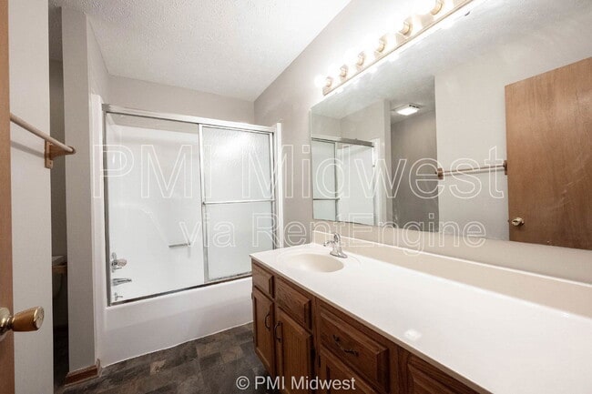 Building Photo - 406 Tulip Dr